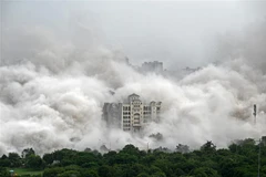 Đám mây bụi bốc lên sau vụ phá dỡ "tháp đôi" cao 100m ở Noida, ngoại ô New Delhi, Ấn Độ, ngày 28/8/2022. Ảnh: AFP/ TTXVN