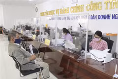 Người dân đến thực hiện các thủ tục hành chính tại Trung tâm phục vụ hành chính công tỉnh Ninh Thuận. (Ảnh: Nguyễn Thành/TTXVN)