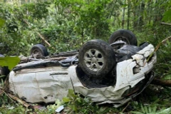 Chiếc xe bán tải lao xuống taluy âm hư hỏng nặng. (Ảnh: Vũ Hà/TTXVN)