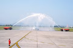 Vào 16h20 ngày 19/9, chuyến bay mang số hiệu 8M450, tàu bay Embraer 190 của Hãng hàng không quốc tế Myanmar khởi hành từ Yangon đã hạ cánh xuống sân bay Nội Bài. (Nguồn: sggp.org.vn)
