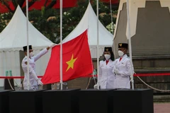 Quốc kỳ Việt Nam tung bay tại Lễ thượng cờ ASEAN Para Games 2022. (Ảnh: TTXVN)