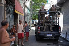Chiến dịch trấn áp tội phạm ngày 19/1 tại Rio de Janeiro (Brazil) được triển khai với sự tham gia của 1.200 cảnh sát. (Ảnh: AFP/TTXVN)