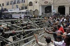 Người biểu tình cố phá rào chắn của cảnh sát trong cuộc biểu tình ở Colombo, Sri Lanka, ngày 6/7/2022. Ảnh: AFP/TTXVN