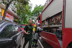 Cảnh sát phòng cháy, chữa cháy được điều động đến hiện trường xử lý vụ hỏa hoạn trên phố Quan Hoa, ngày 1/8/2022. (Ảnh: TTXVN phát)