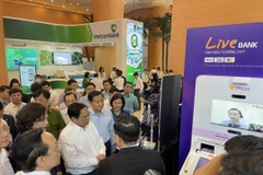 Chủ tịch Hội đồng Quản trị TPBank Đỗ Minh Phú tiếp đón Thủ tướng Phạm Minh Chính cùng đoàn đại biểu tại gian triển lãm.