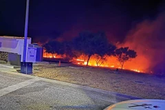 Khói lửa cháy rừng bốc ngùn ngụt tại vùng núi Sierra Bermeja ở tỉnh Malaga (Tây Ban Nha), ngày 9/9/2021. (Ảnh: AFP/TTXVN)