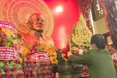 Bí thư Tỉnh ủy An Giang Lê Hồng Quang dâng hương tại đền thờ Chủ tịch Tôn Đức Thắng nhân kỷ niệm 133 năm ngày sinh của Người, ngày 20/8/2021. (Ảnh: Công Mạo/TTXVN)