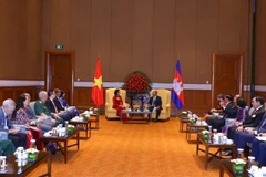 Chủ tịch Quốc hội Campuchia Samdech Heng Samrin tiếp Chủ tịch Hội Hữu nghị Việt Nam-Campuchia Nguyễn Thị Thanh. (Ảnh: Văn Điệp/TTXVN)