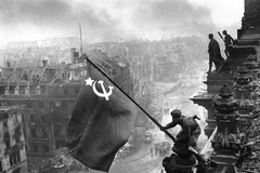 Chiến sỹ Hồng quân thuộc Phương diện quân Byelorussia 1 cắm lá cờ chiến thắng lên nóc Nhà Quốc hội Đức, chiều 30/4/1945. (Ảnh: Tư liệu quốc tế/TTXVN phát)