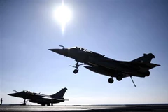 Máy bay chiến đấu Rafale hạ cánh xuống tàu sân bay Charles-de-Gaulle của Pháp tại vùng biển Địa Trung Hải, hồi năm 2016. (Ảnh: AFP/TTXVN)