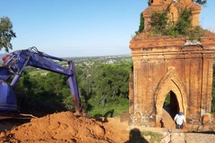 Chủ đầu tư đã cho dừng thi công bằng máy đào và đưa máy đào ra khỏi vị trí thi công. (Nguồn: tuoitre.vn)