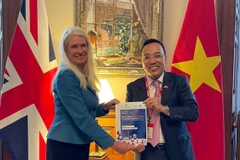 Quốc vụ khanh Bộ Ngoại giao Anh phụ trách châu Á Amanda Milling và Đại sứ Việt Nam tại Anh Nguyễn Hoàng Long khởi động "Những ngày Việt Nam tại Vương quốc Anh." (Ảnh: TTXVN phát)