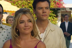 Florence Pugh trong vai Alice, và Harry Styles trong vai Jack trong phim "Don't Worry Darling." (Nguồn: theguardian.com)