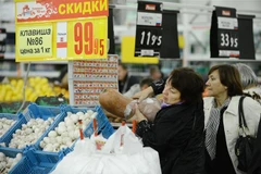 Người dân mua sắm tại siêu thị Auchan ở Moskva (Nga). (Ảnh: AFP/TTXVN)