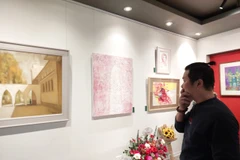 Triển lãm giới thiệu 32 tác phẩm của 11 họa sỹ về chủ đề mùa Giáng sinh. (Ảnh: Minh Thu/Vietnam+)