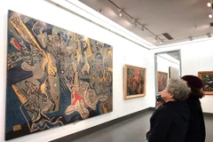 Triển lãm giới thiệu 50 bức sơn mài khổ lớn của nhà điêu khắc-họa sỹ Tạ Quang Bạo. (Ảnh: Minh Thu/Vietnam+)