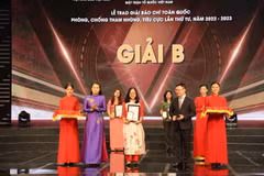 Phóng viên Báo Điện tử VietnamPlus nhận giải B Giải Báo chí Đấu tranh Phòng, Chống Tham nhũng, Tiêu cực lần thứ Tư. (Ảnh: Minh Anh/Vietnam+)