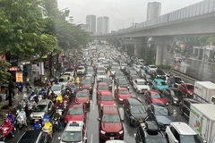 [Photo] Mưa lớn làm giao thông Thủ đô hỗn loạn đầu giờ sáng 28/9