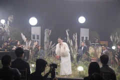 Ca sỹ Phạm Thu Hà và êkíp hơn 100 người đã làm việc trong nhiều tháng để hoàn thành dự án. (Ảnh: CTV/Vietnam+)