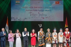 Đại sứ Sandeep Arya (thứ tư từ trái sang) tham dự buổi biểu diễn của nhóm nhạc Ấn Độ Tetseo Sisters tại Hà Nội. (Ảnh: PV/Vietnam+)