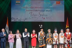 Đại sứ Sandeep Arya (thứ tư từ trái sang) tham dự buổi biểu diễn của nhóm nhạc Ấn Độ Tetseo Sisters tại Hà Nội. (Ảnh: PV/Vietnam+)