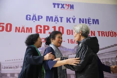 Các nữ phóng viên GP10 xúc động trong ngày gặp mặt. (Ảnh: Hoài Nam/Vietnam+)