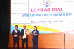 Thứ trưởng Bộ Văn hóa, Thể thao và Du lịch Trịnh Thị Thủy cùng Chủ tịch Hiệp hội Quảng cáo Việt Nam Nguyễn Trường Sơn trao Giải Nhất. (Ảnh: CTV/Vietnam+)