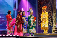 Nghệ sỹ Ưu tú Xuân Bắc (thứ hai từ phải sang) cùng các nghệ sỹ tham gia Táo Quân 2023. (Ảnh: VTV)