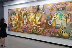 Tác phẩm “Sinh, Lão, Bệnh, Tử, Sinh” có kích thước lớn, chiếm trọn một bức tường trong triển lãm. (Ảnh: Minh Thu/Vietnam+)