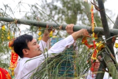 Nghi lễ dựng cây nêu ngày Tết tại Làng Văn hóa-Du lịch các dân tộc Việt Nam. (Ảnh: Tuấn Đức/TTXVN)