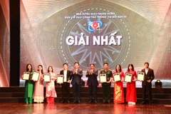 Thủ tướng Chính phủ Phạm Minh Chính và Trưởng Ban Tuyên giáo Trung ương Nguyễn Trọng Nghĩa trao giải cho các tác giả đạt Giải Nhất. (Ảnh: Minh Anh/Vietnam+)