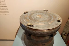 Trống đồng phục dựng trên cơ sở nghiên cứu các mảnh khuôn đúc được tìm thấy ở Di tích Luy Lâu, Bắc Ninh. (Ảnh: Minh Thu/Vietnam+)