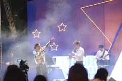 Các nghệ sỹ biểu diễn tại sân khấu chính. (Ảnh: PV/Vietnam+)