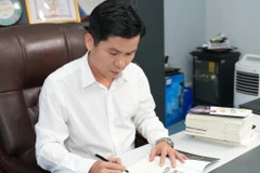 Tác giả Hoàng Hữu Thắng ký tặng sách cho độc giả. (Ảnh: NVCC)