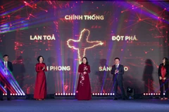 Các đại biểu thực hiện nghi thức ra mắt giao diện mới và các sản phẩm mới của Báo Điện tử VietnamPlus. (Ảnh: PV/Vietnam+)