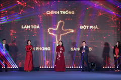 Các đại biểu thực hiện nghi thức ra mắt giao diện mới và các sản phẩm mới của Báo Điện tử VietnamPlus. (Ảnh: PV/Vietnam+)