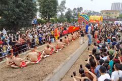 Nghi lễ kéo co ngồi tại đền Trấn Vũ, Long Biên, Hà Nội. (Ảnh: Thanh Tùng/TTXVN)
