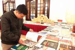 Trong 15 năm qua, các cơ quan liên quan đã phối hợp, xử lý nhiều vụ in lậu sách, xuất bản phẩm. (Ảnh: Minh Thu/Vietnam+)