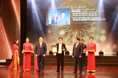 Tác giả Võ Mạnh Hùng, Báo Điện tử VietnamPlus nhận Giải Nhất cho loạt bài về vấn đề nhân quyền. (Ảnh: Minh Anh/Vietnam+)