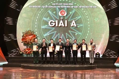 Phóng viên Võ Mạnh Hùng (thứ ba từ trái sang) đại diện nhóm tác giả Báo Điện tử VietnamPlus nhận Giải A cho loạt bài Làm chủ 'sức mạnh mềm' nhân quyền: Việt Nam tự tin tiến vào 'sân chơi lớn'. (Ảnh: Hiếu Hoàng/Vietnam+)