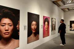 Tâm hồn và vũ trụ của người phụ nữ dưới ống kính nghệ sỹ Tây Ban Nha