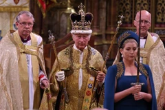 Vua Charles III được trao Vương miện Thánh Edward cùng các bảo vật của Hoàng gia trong Lễ Đăng quang tại Tu viện Westminster ở London, Anh ngày 6/5/2023. (Ảnh: AFP/TTXVN) 