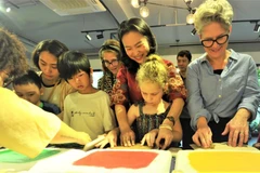 Du khách quốc tế tìm hiểu về kỹ thuật in tranh truyền thống Việt Nam. (Ảnh minh họa: PV/Vietnam+)