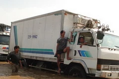 Nhiều xe tải, xe khách bị chết máy giữa đường, ngập sâu trong nước. (Ảnh: Internet)