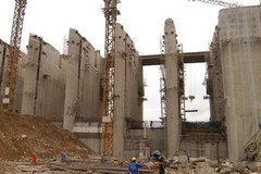 Công nhân Công ty Lilama 10 lắp đặt thiết bị tổ máy 1. (Ảnh: Ngọc Hà/TTXVN)