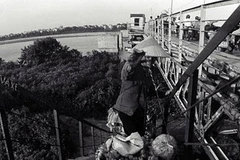 Ảnh: “Gánh nặng trên đôi vai gầy” (vnphoto.net) 