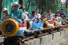 Trẻ em khuyết tật tham gia các trò chơi. (Ảnh: Phương Vy/TTXVN)