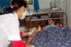 Bác sỹ bệnh viện chăm sóc nạn nhân bị lũ cuốn trôi. (Ảnh: Công Tường/TTXVN)