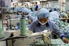 May hàng xuất khẩu tại Công ty cổ phần may 10. (Ảnh: Huy Hùng/TTXVN)