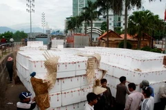 Vải qua cửa khẩu Lào Cai. (Ảnh: Internet)